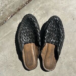 Mohinders woven slides in black